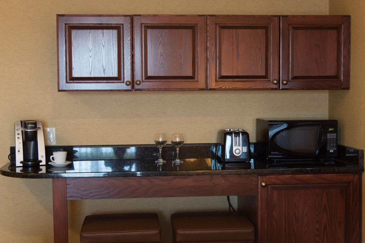 Best Western Plus Fredericton Hotel & Suites Экстерьер фото