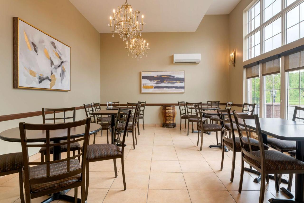 Best Western Plus Fredericton Hotel & Suites Экстерьер фото