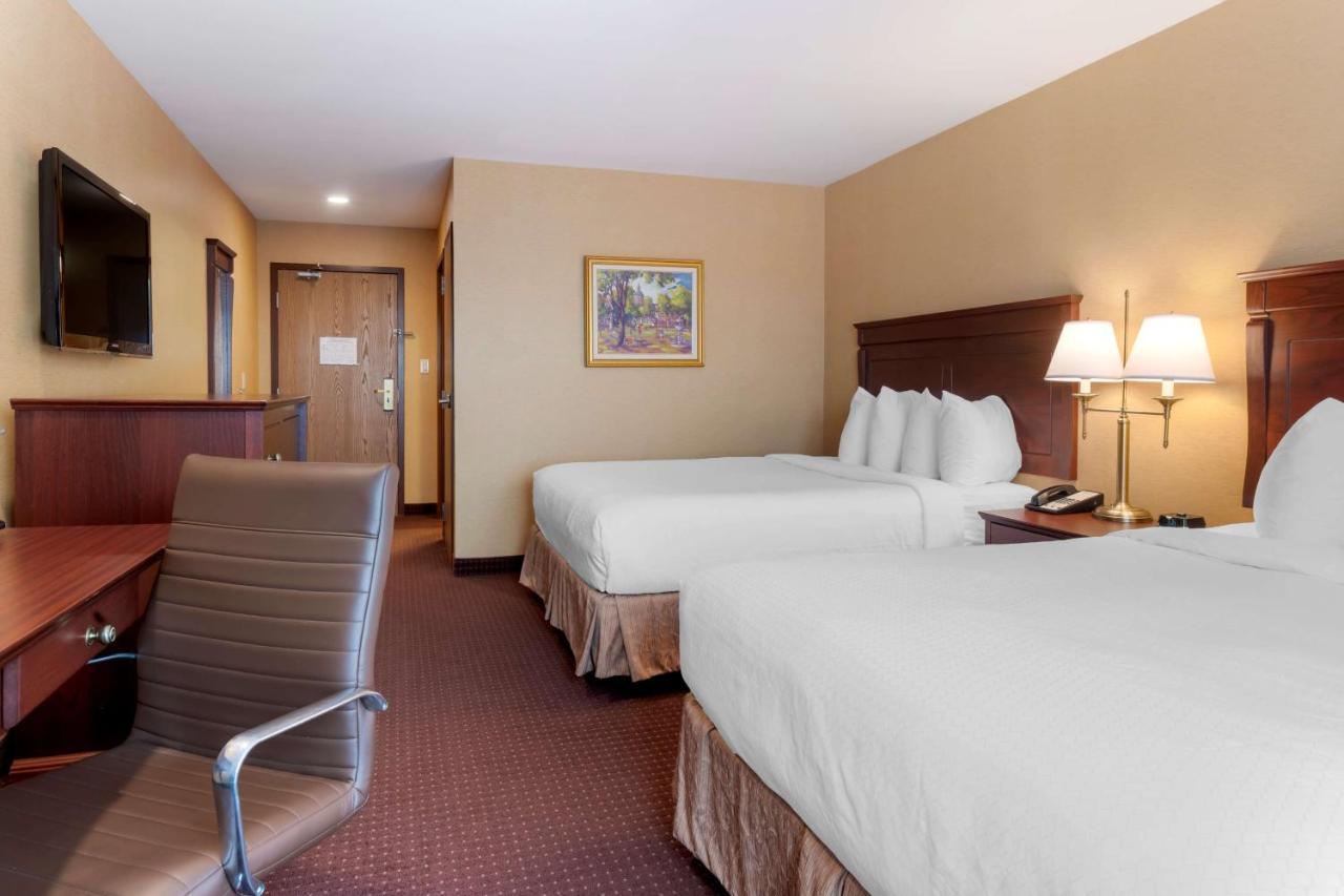 Best Western Plus Fredericton Hotel & Suites Экстерьер фото