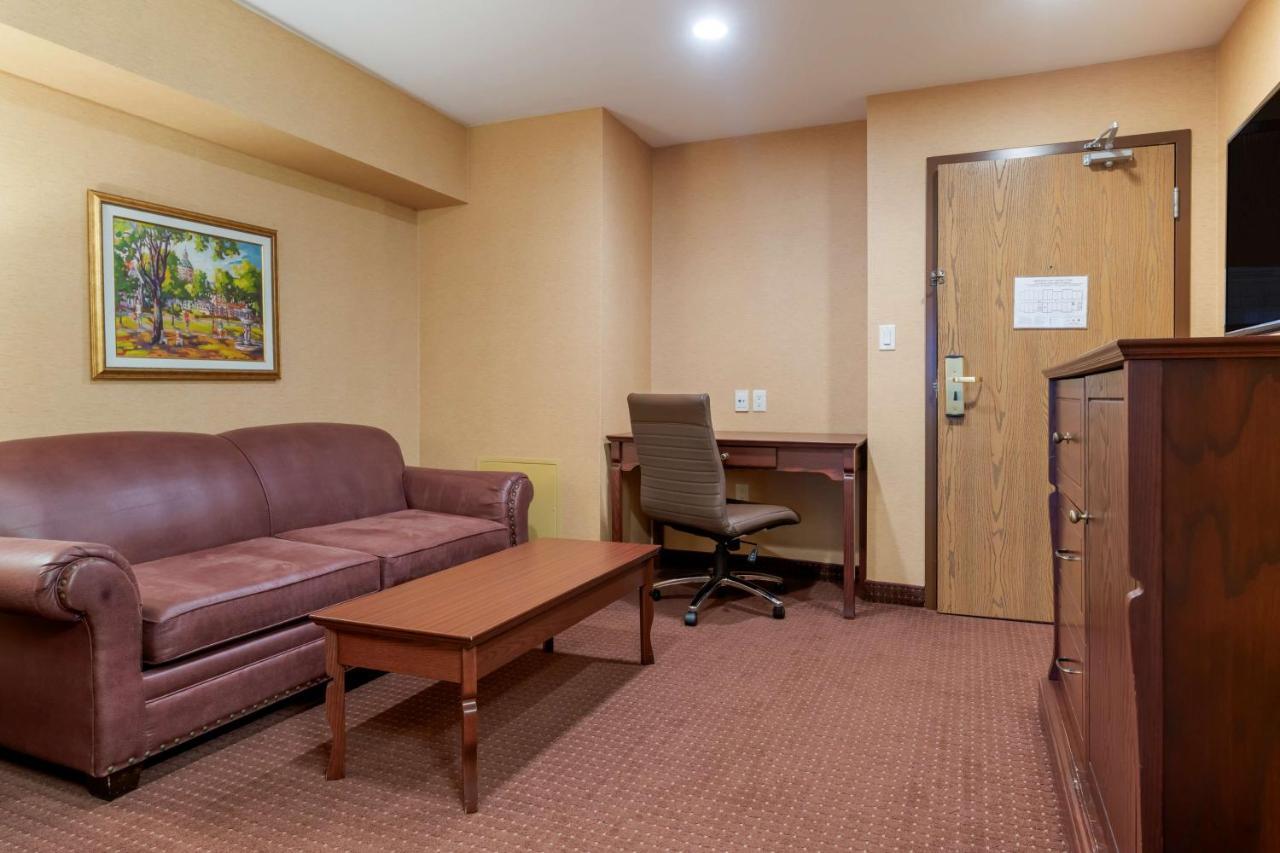 Best Western Plus Fredericton Hotel & Suites Экстерьер фото