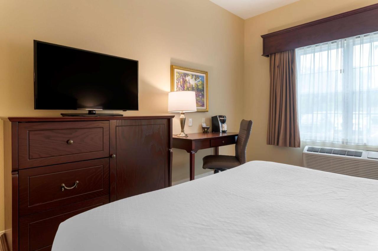 Best Western Plus Fredericton Hotel & Suites Экстерьер фото