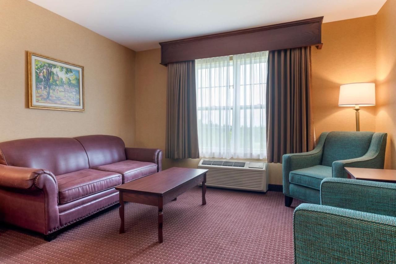 Best Western Plus Fredericton Hotel & Suites Экстерьер фото